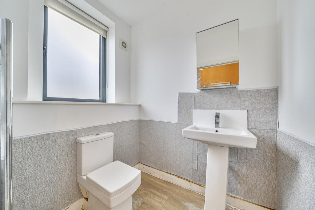 1347818-7-68b7068...