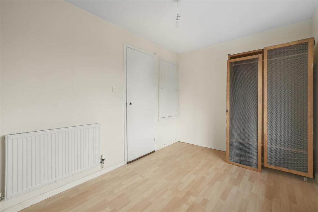 Rolvenden Place, N17