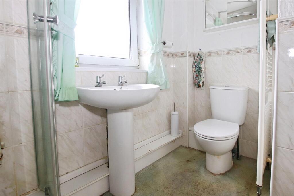 FIRST FLOOR BATHROOM