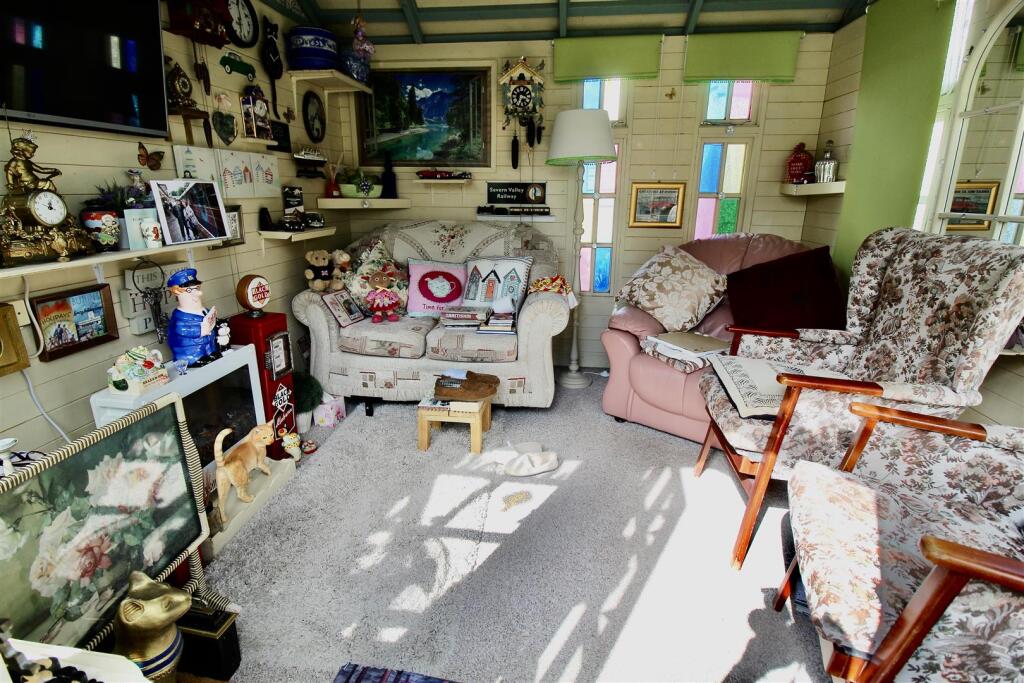 Summer House &amp; Patio Area