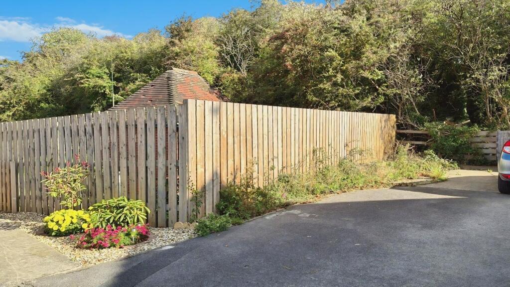c39d90d7-fence.jpg