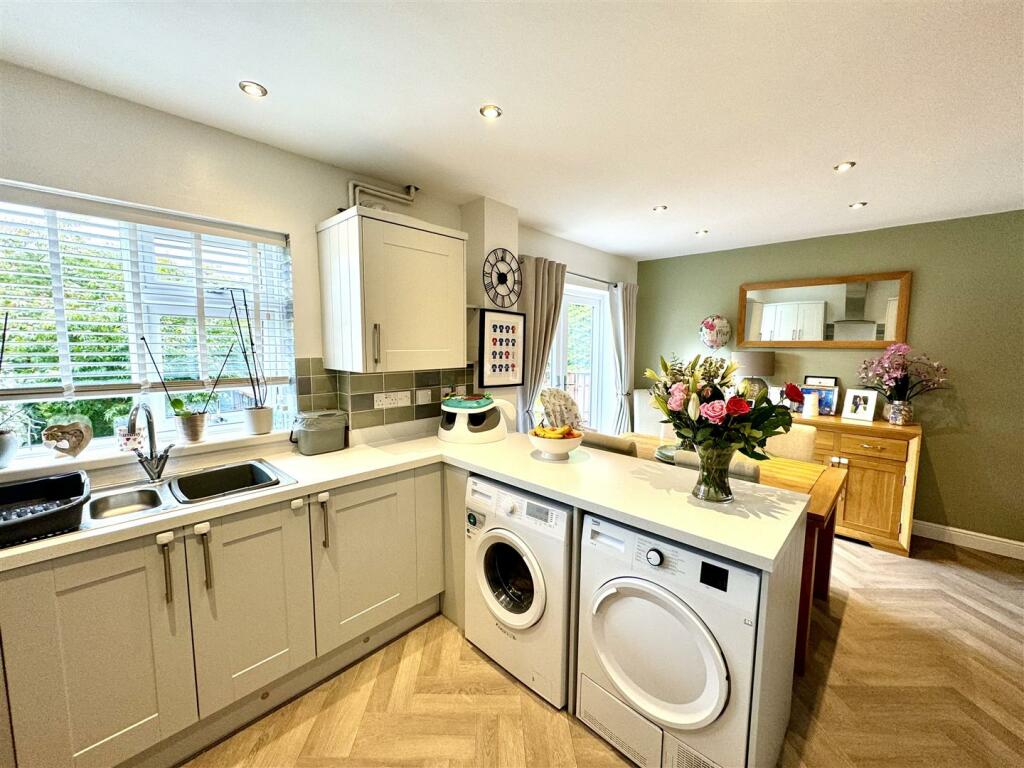 KITCHEN/DINING ROOM
