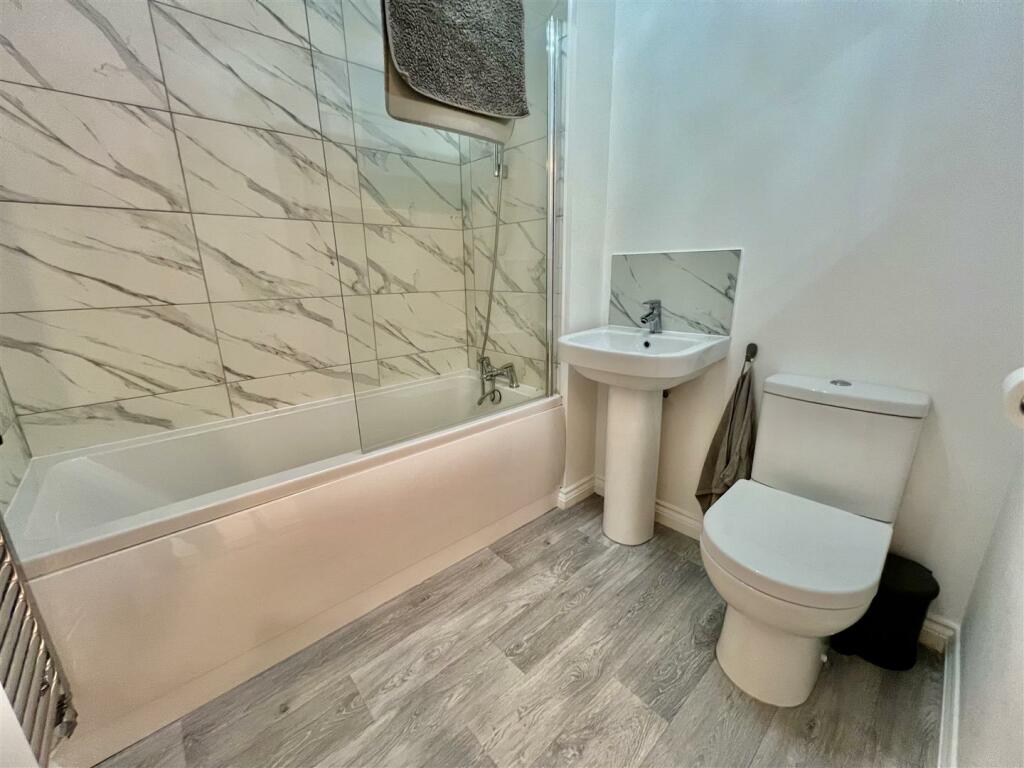 BATHROOM/WC