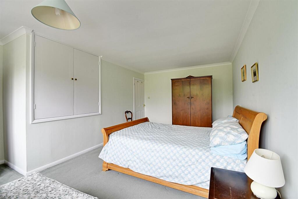 Bedroom 1_2.jpg