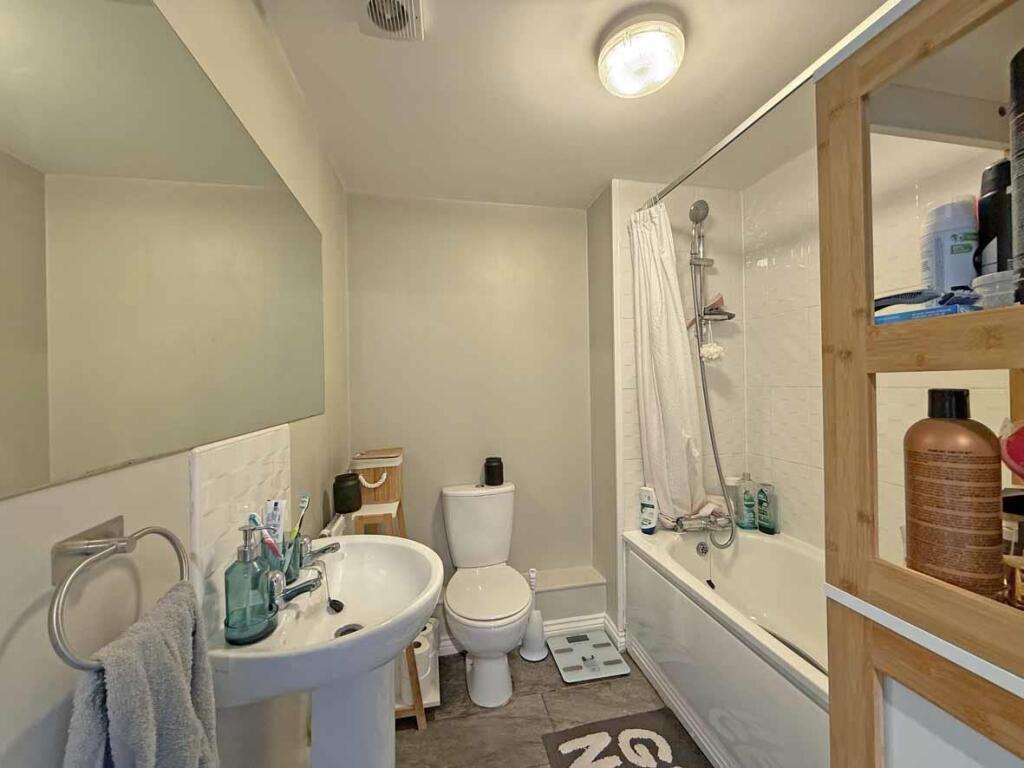 Samuel Bassett Avenue 6 - Bathroom.jpg