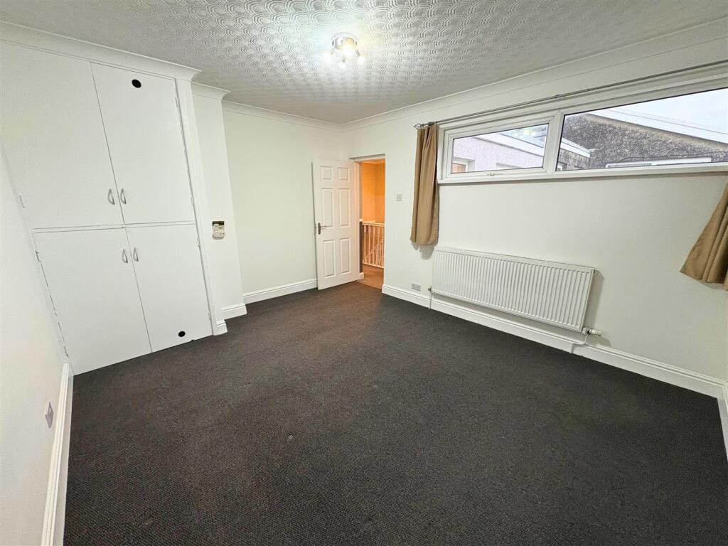 Bedroom 2b (edit).jpg