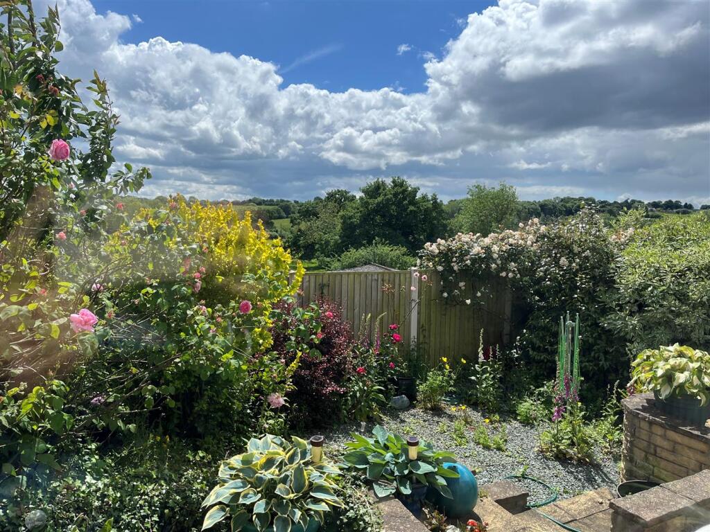 16 Station Road Garden 2.jpg