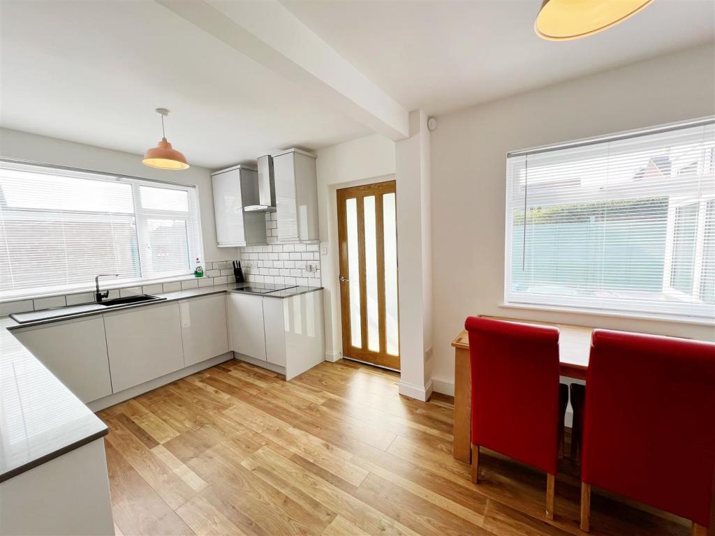 Kitchen pic 3.jpg