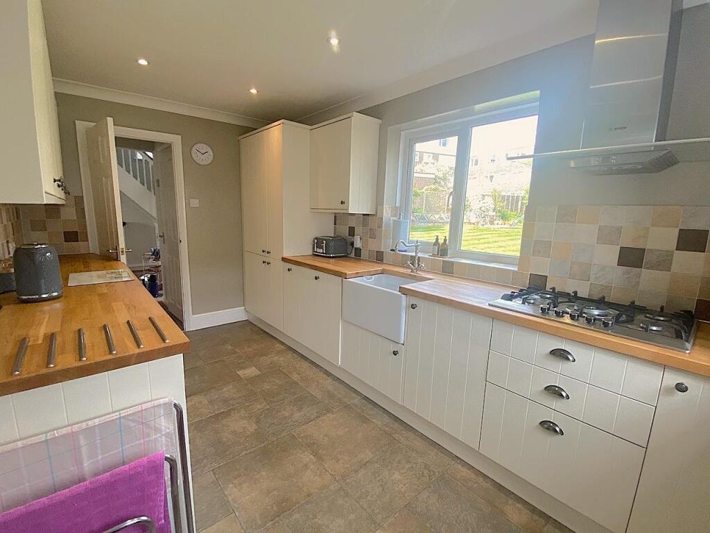 27 De la Warr Road - Kitchen2.jpg