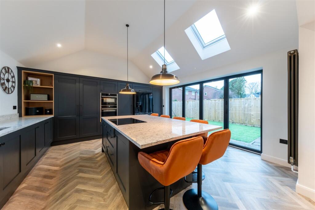 17 Elizabethan Way-002.jpg