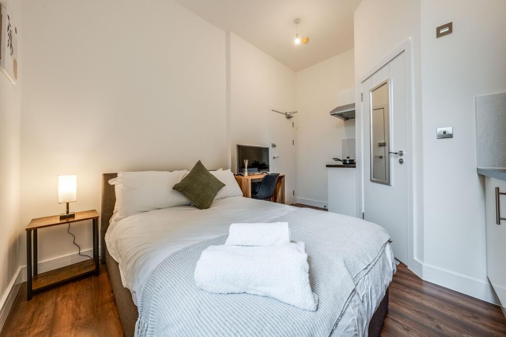 A cozy double bedroom featuring a comfortable b...
