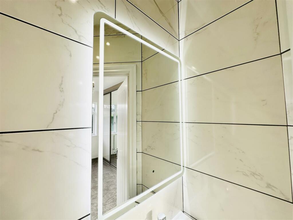 Bedroom 2 En suite