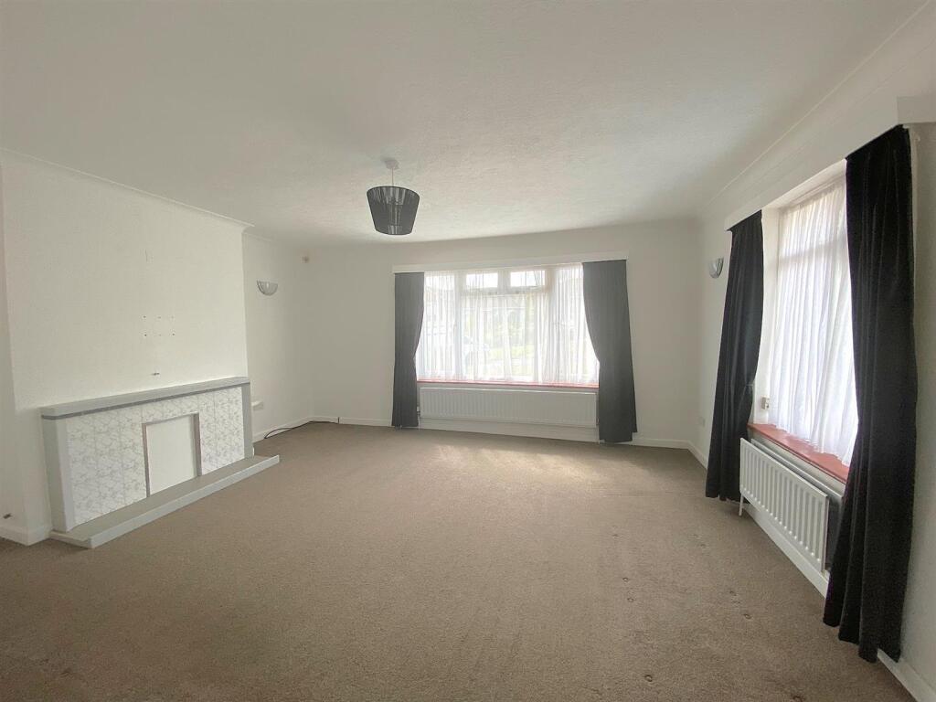 6 Blackfields Ave - Lounge2.jpg