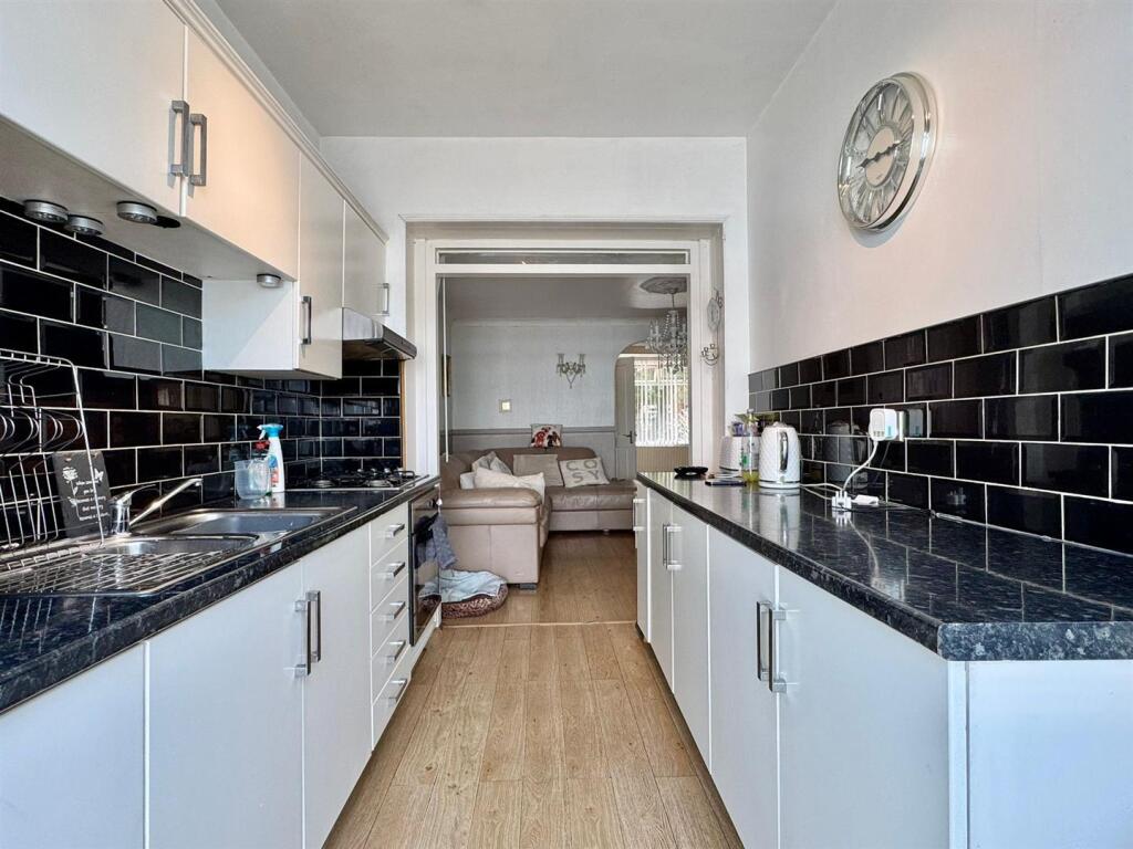 Kitchen (1).jpg