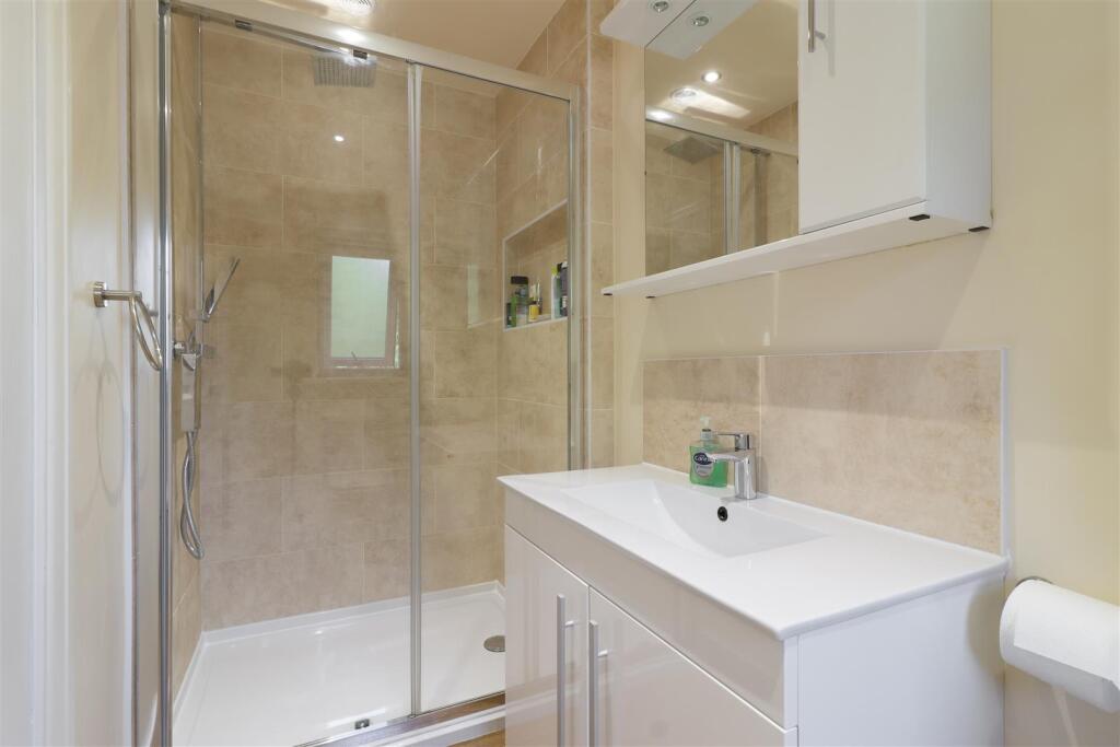 10 En Suite (1).jpg