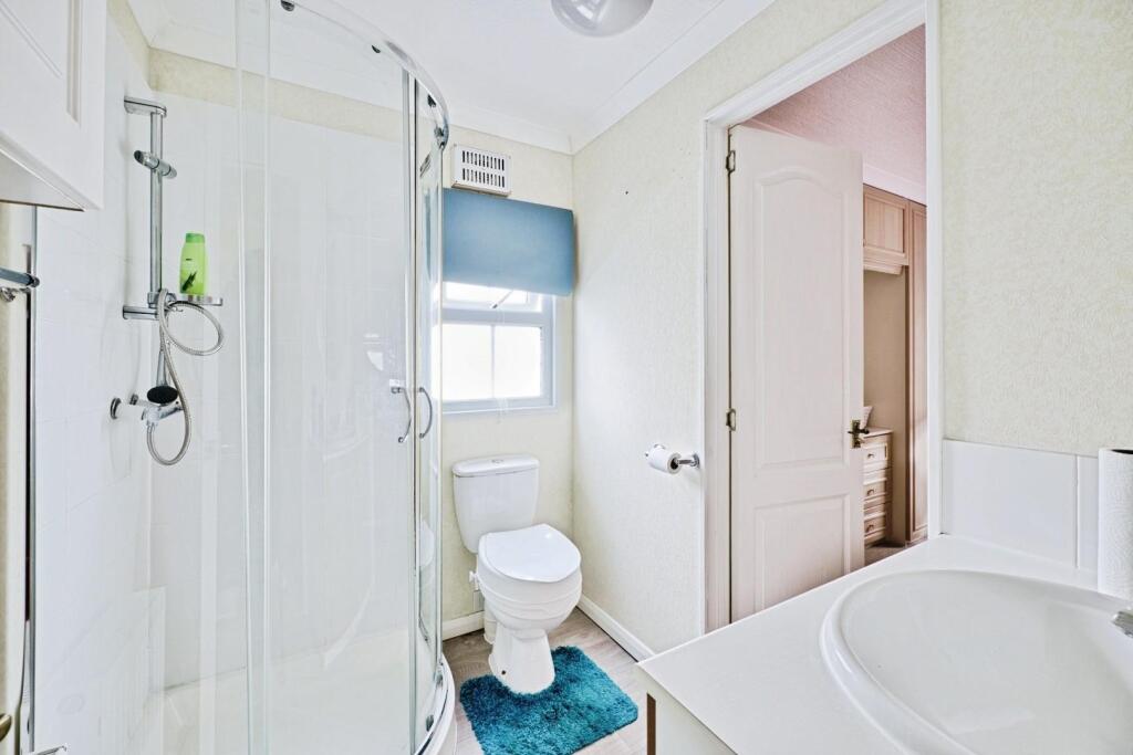 JACK 'N' JILL EN-SUITE.jpg