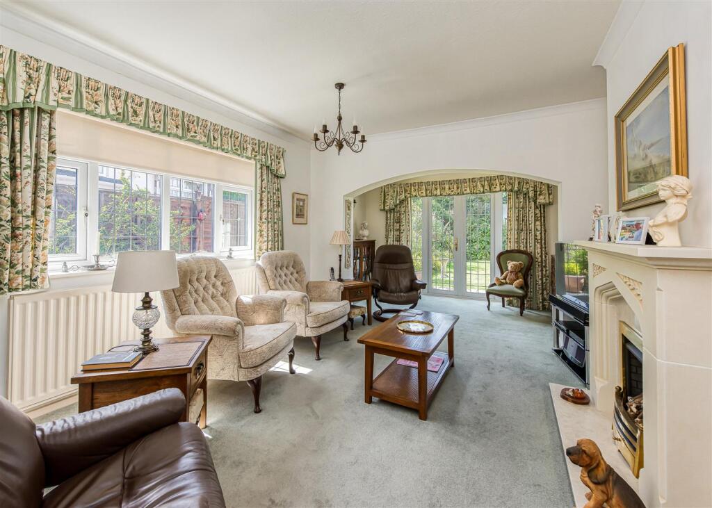 8 Crockington Close-Lounge.jpg