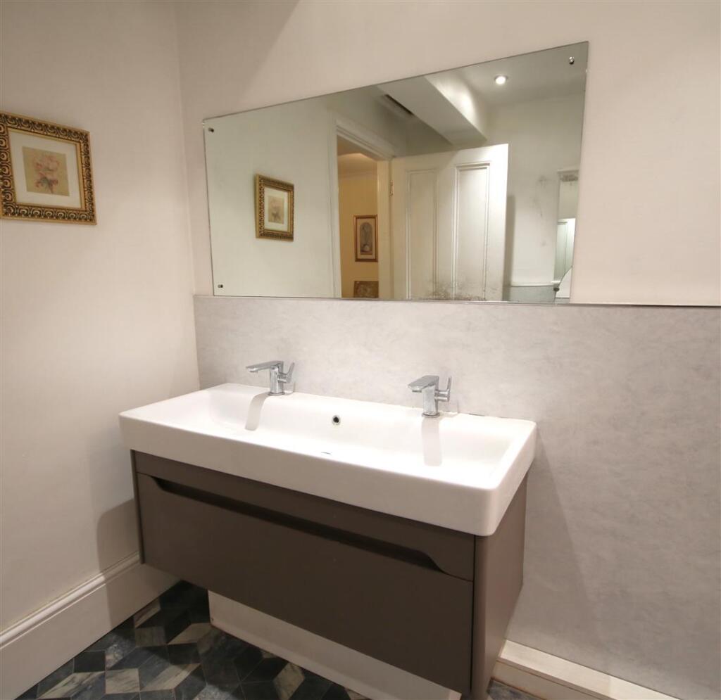 Shower Room b.JPG