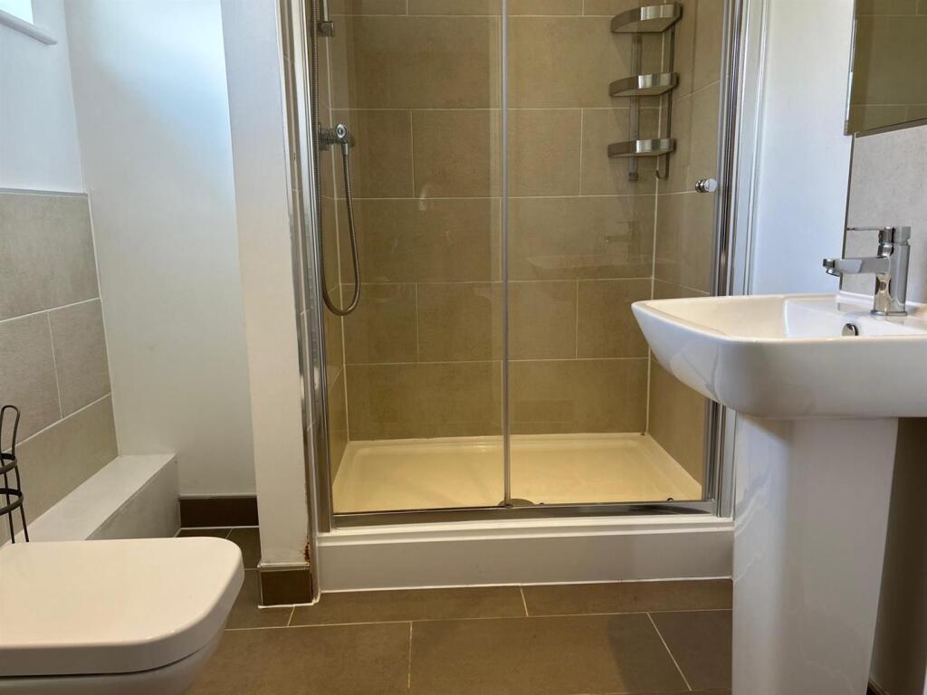 En-suite Shower Room / WC: