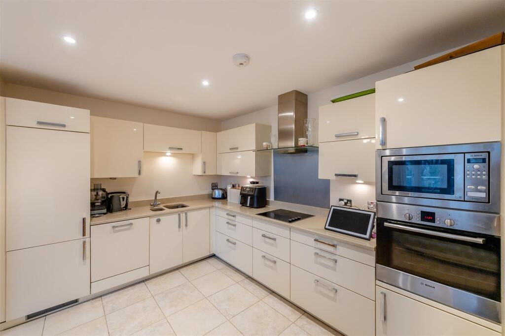 8633911-interior08.jpg