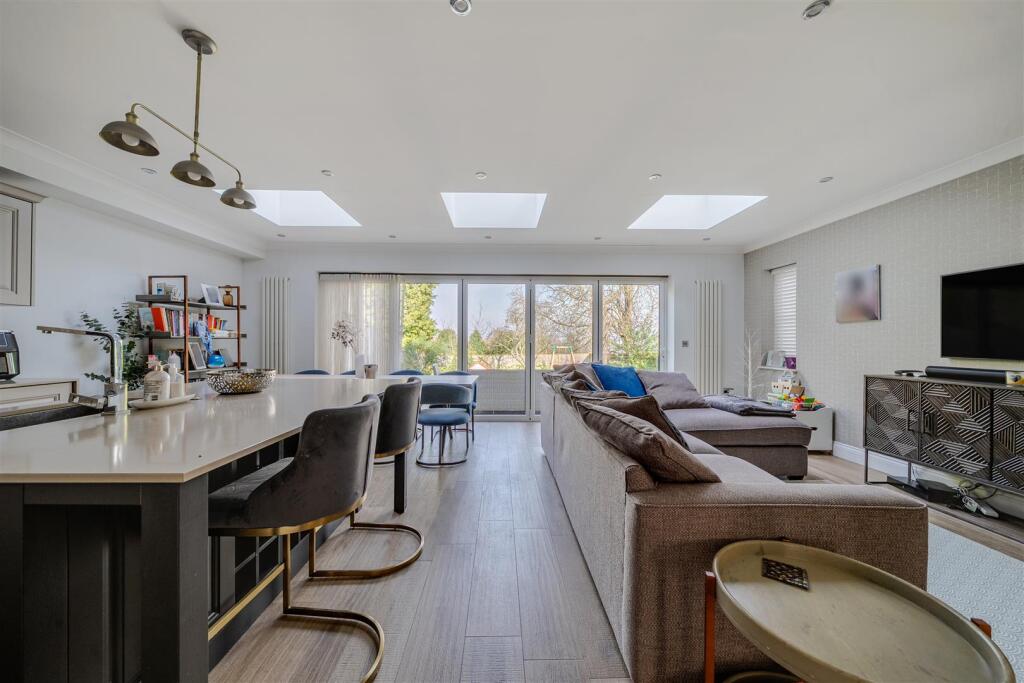 Open Plan Kitchen/Diner/Family Room: