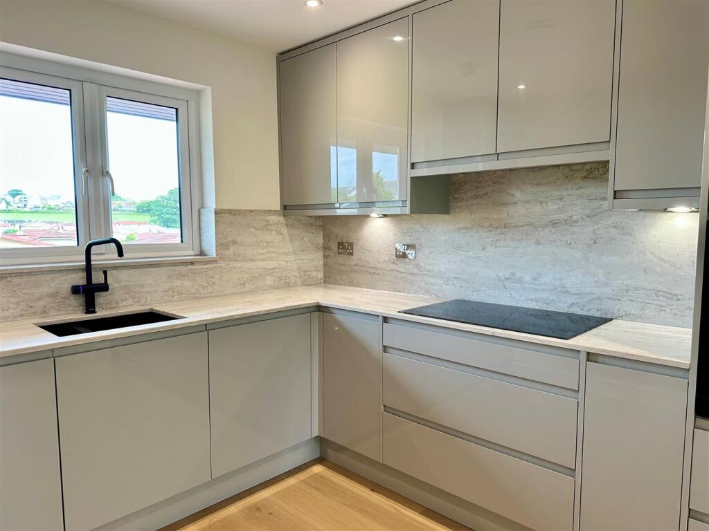 Kitchen 2.jpg