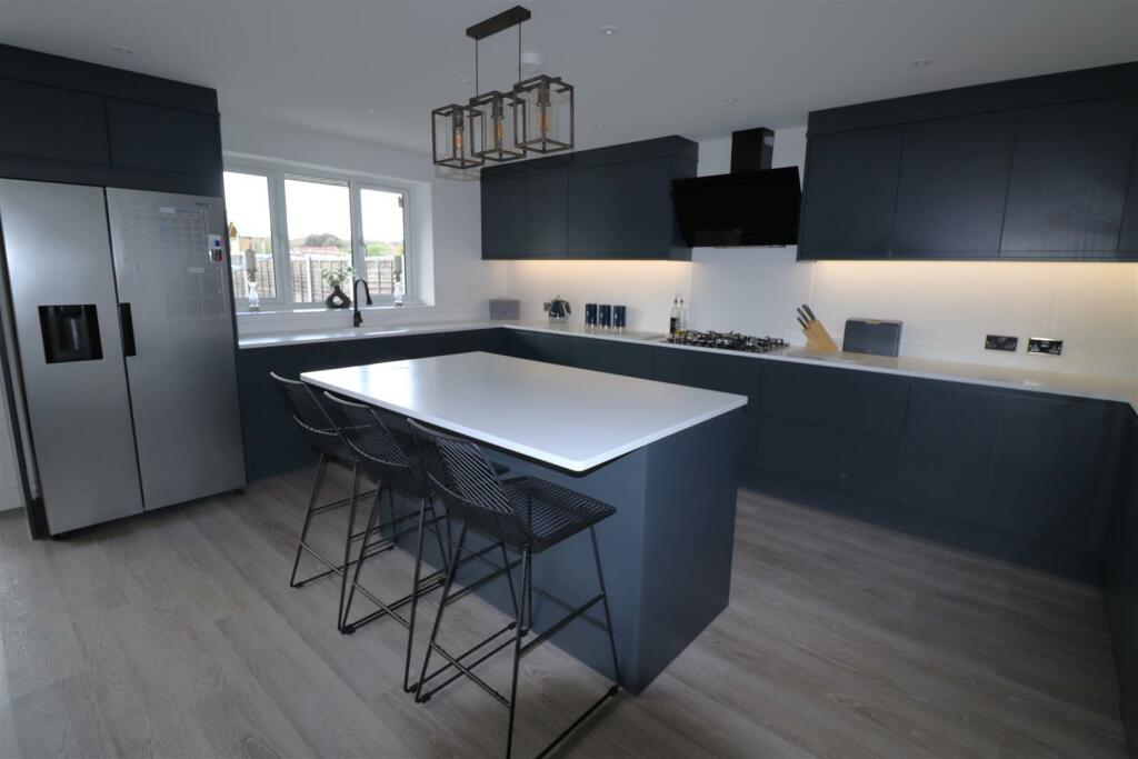 Kitchen Familyroom (1).JPG