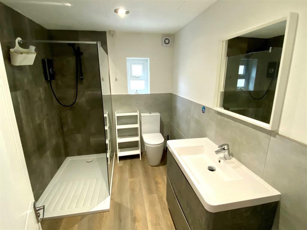 Flat 5, 35 Pentire Avenue Shower Room