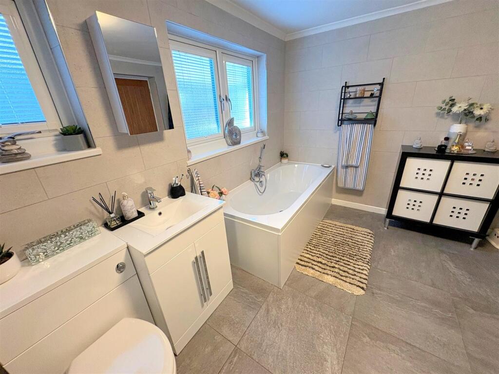 Bathroom b.jpg