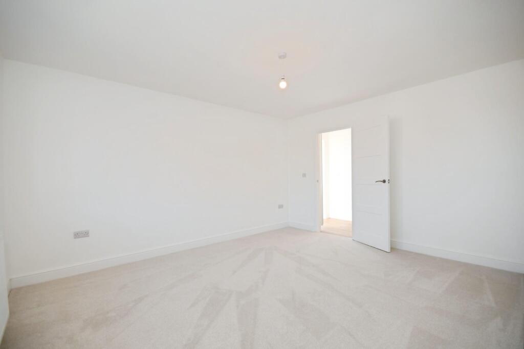 BEDROOM 1 02.jpg