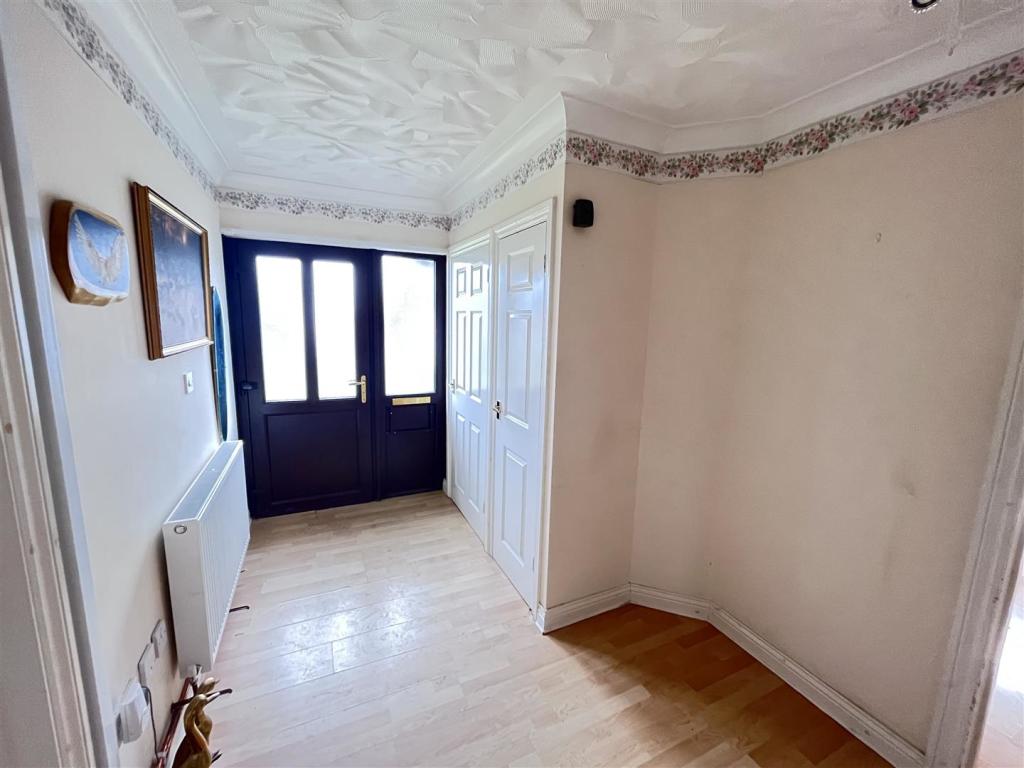 SPACIOUS HALLWAY