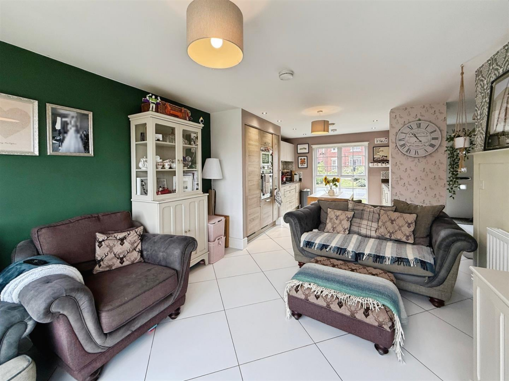 Open plan kitchen/Living area