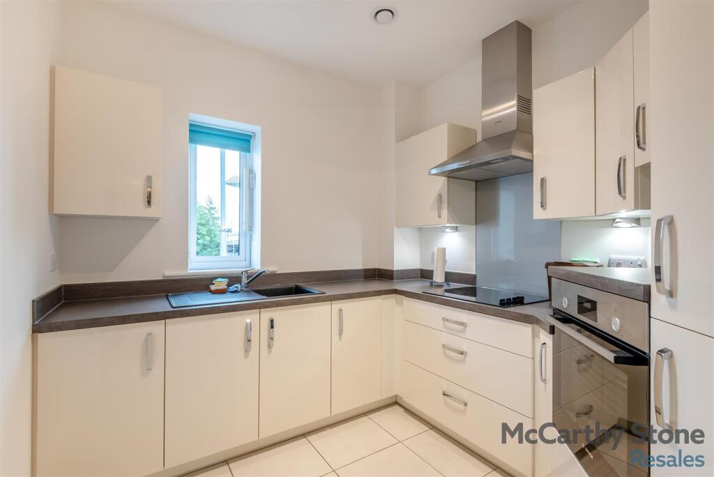 8668183-interior06.jpg