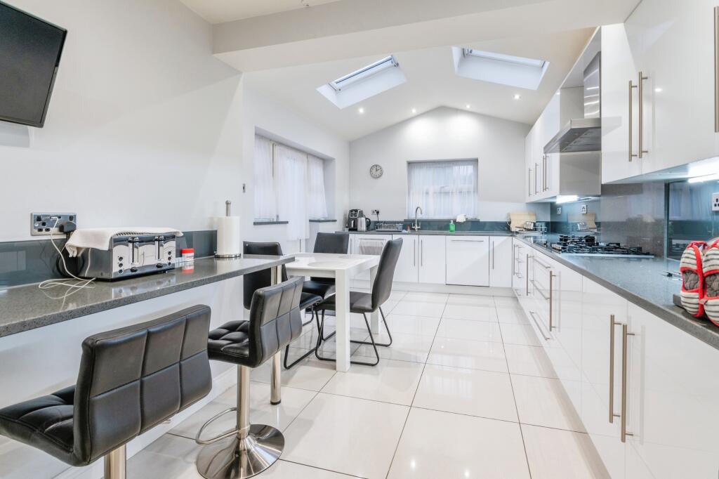 10grifonroadchaffordhundredgraysrm166rj7