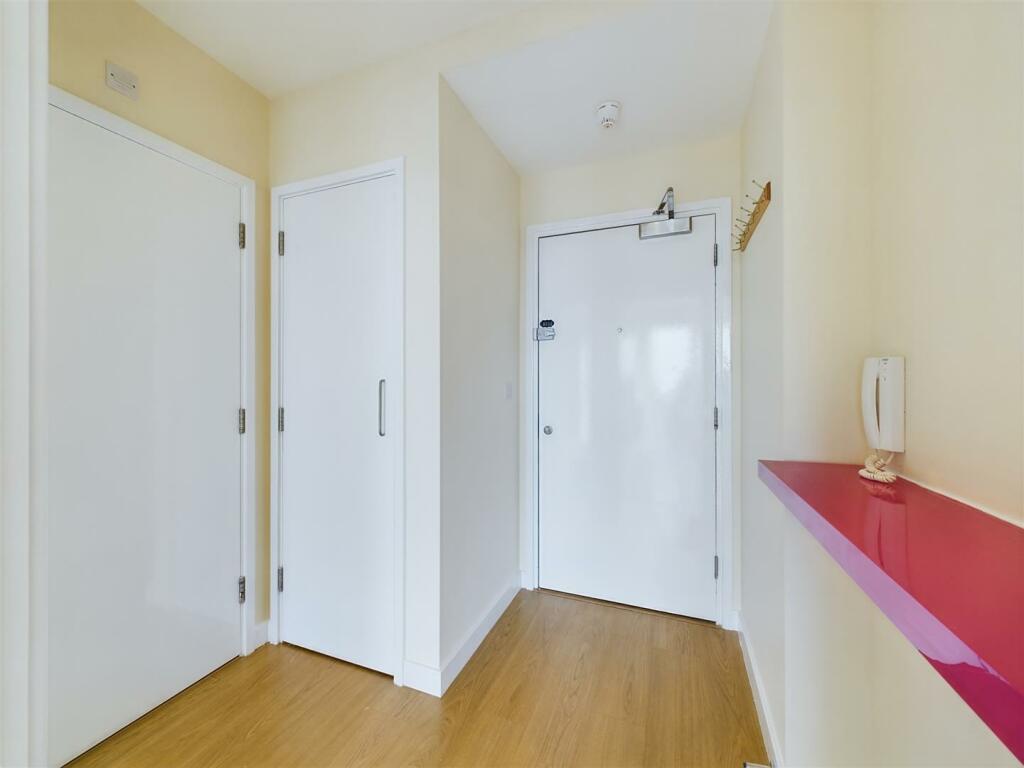 35 Tre Lowen Hallway