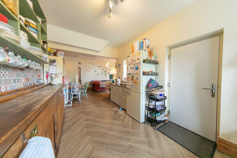 Kitchen &amp; dining room