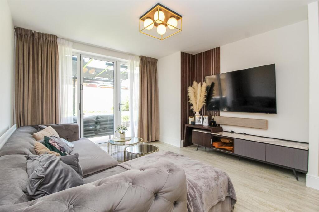 LOUNGE/DINING ROOM
