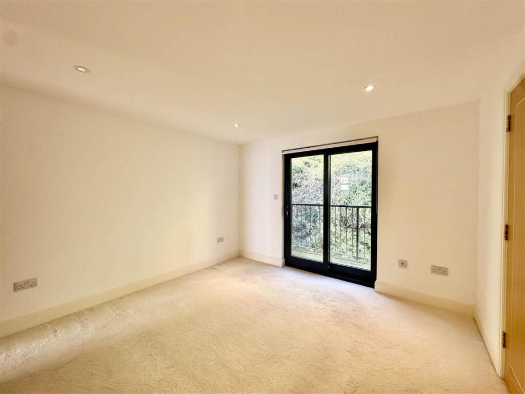 Master bedroom2