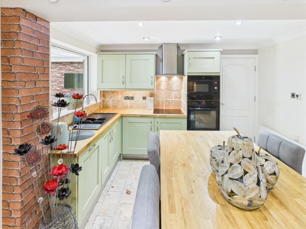 CAM04233G0-PR0025-STILL016