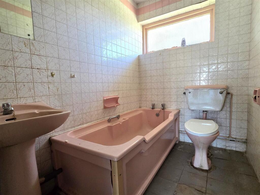 BATHROOM/WC