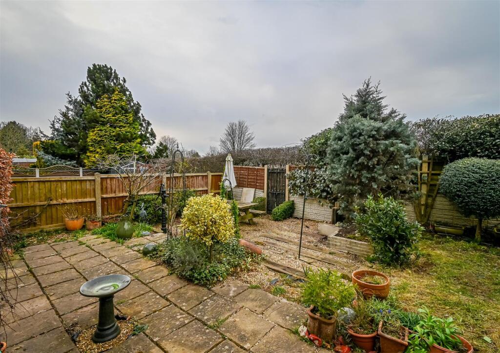 5 Castlecroft Gardens-17.jpg