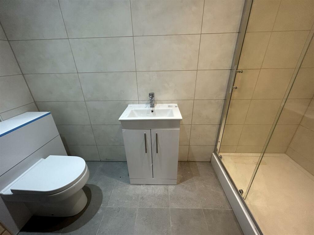 EN SUITE SHOWER ROOM