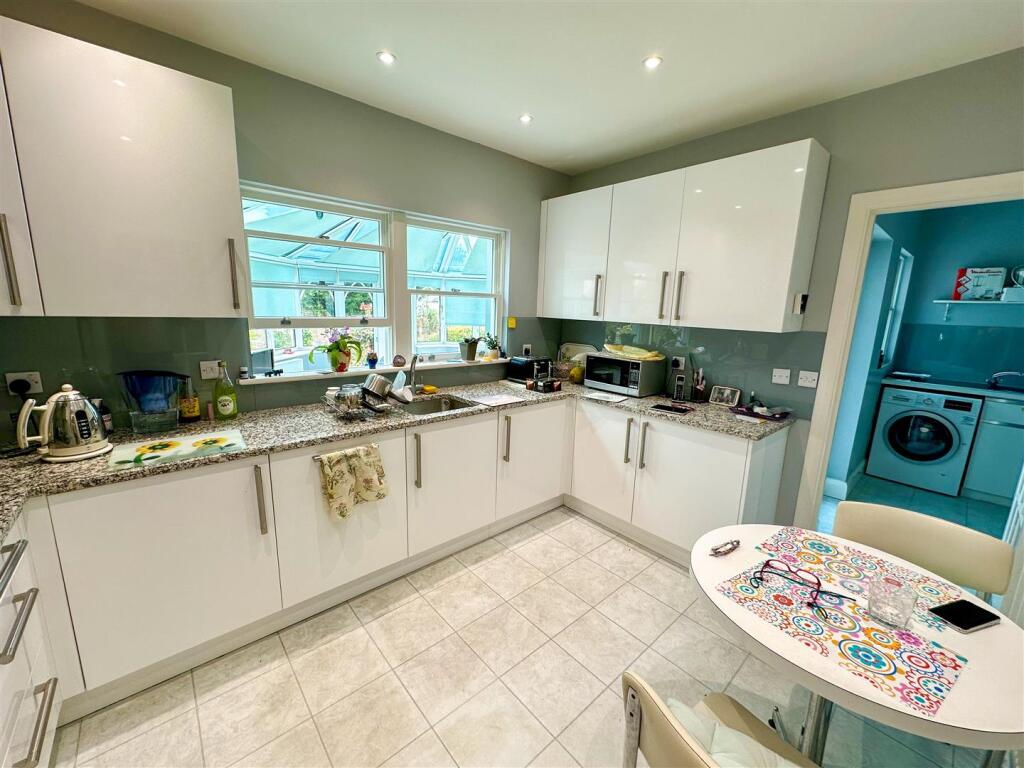 2 Rawlins Close, N3 (6).jpg