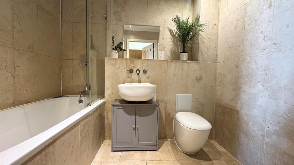 Bathroom 2.jpg