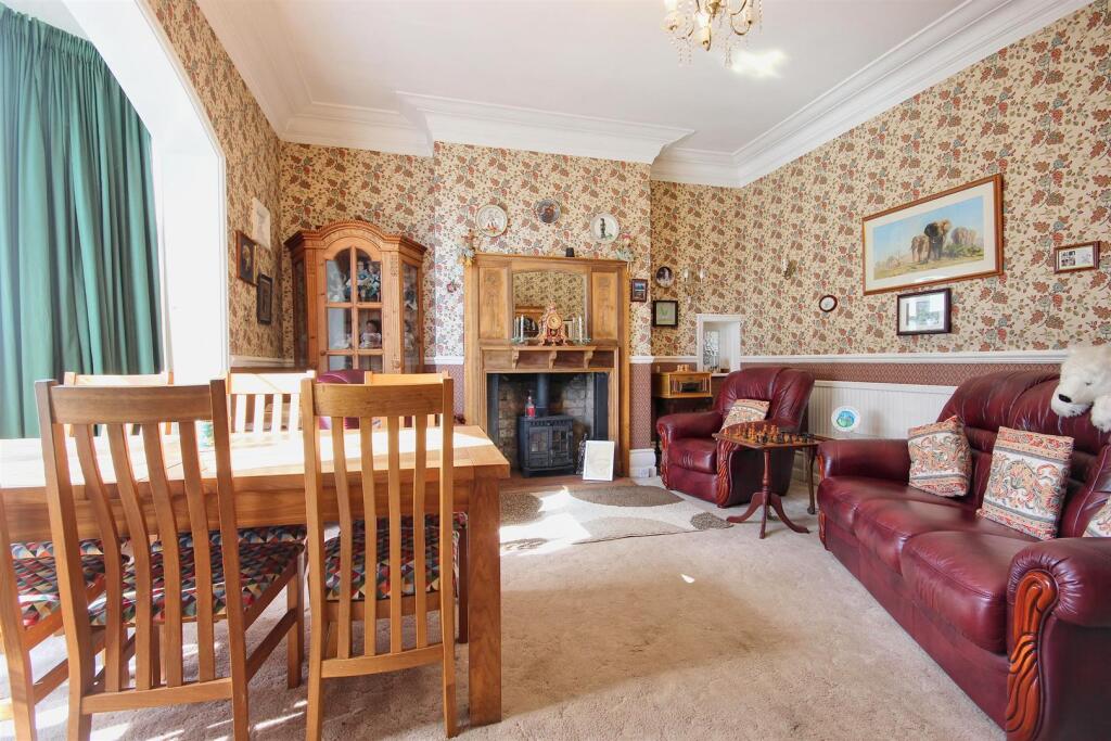 SITTING/DINING ROOM