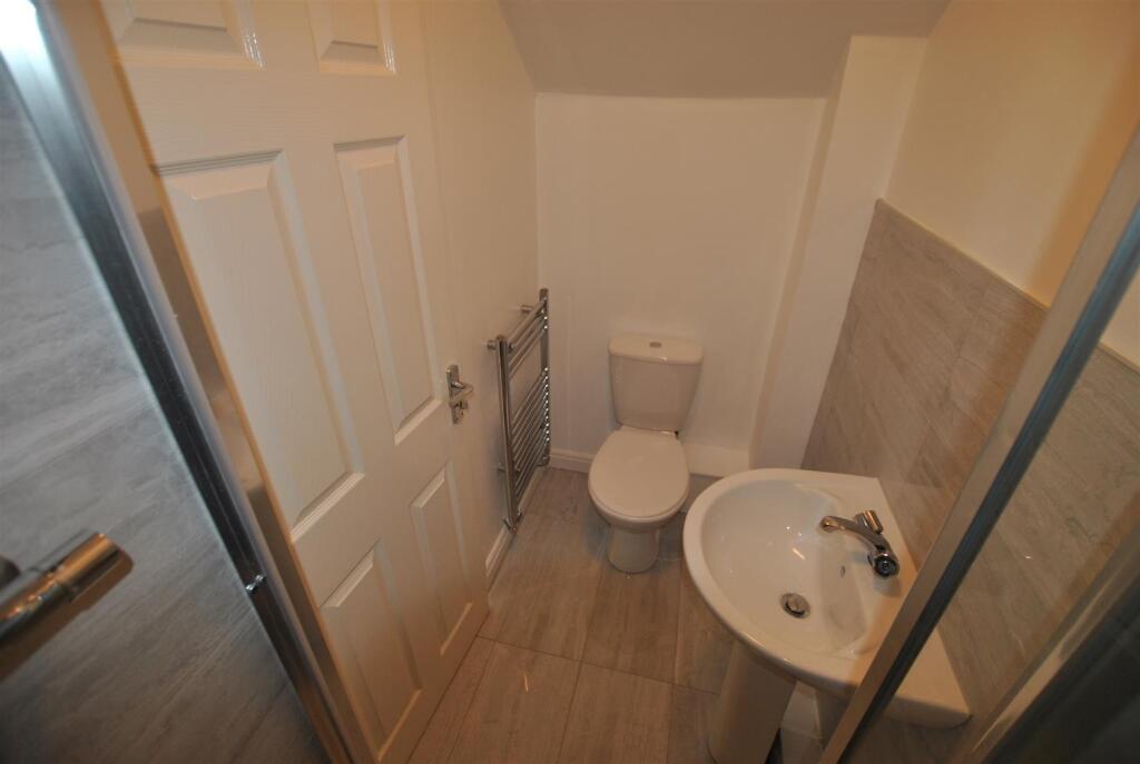 EN-SUITE SHOWER ROOM