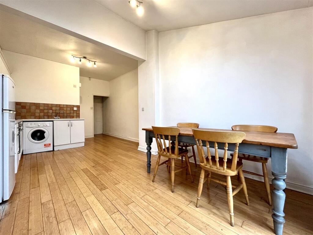 Dining Kitchen Aspect 3