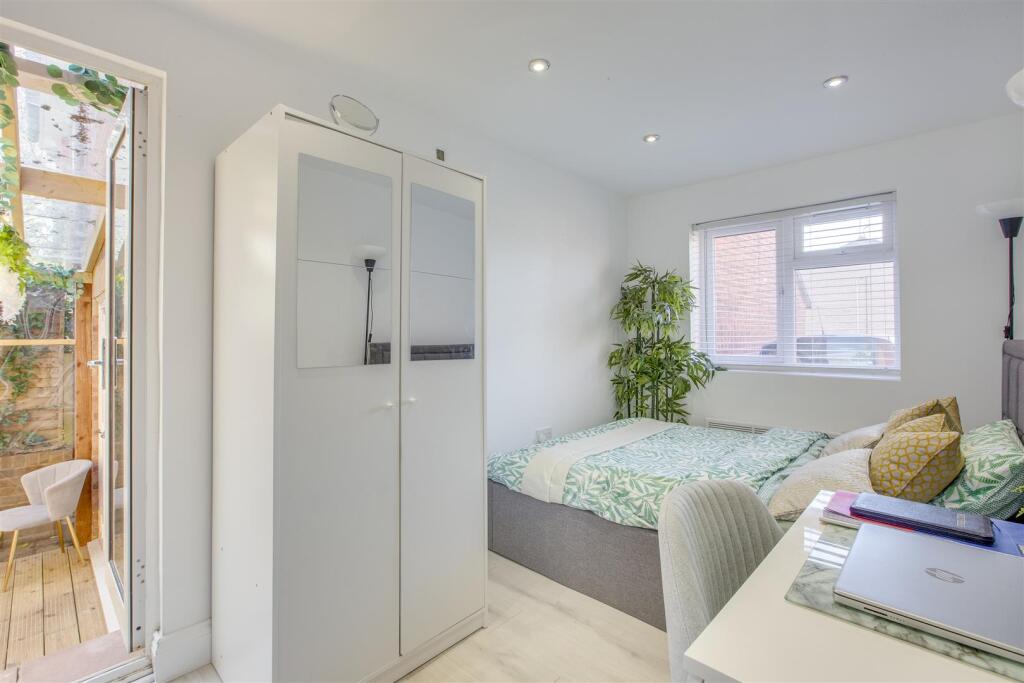 65 Nicholas Gardens, HP13 6JG-11.jpg