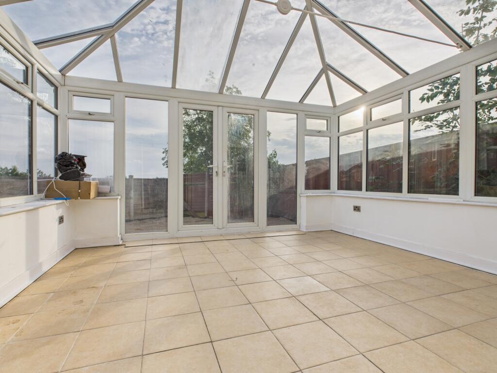 CAM03729G0-PR0136-STILL011