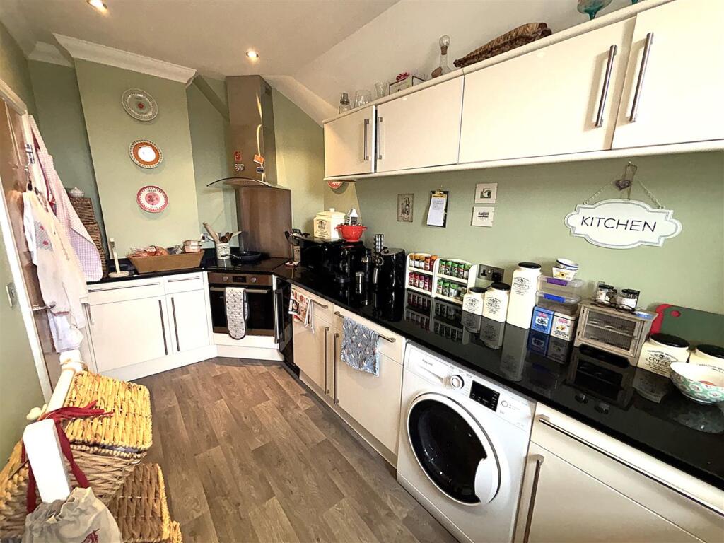 FITTED KITCHEN